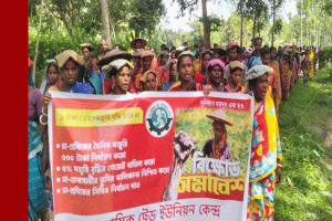 মজুরি ৫০০ টাকার দাবিতে মৌলভীবাজারের  চা শ্রমিকদের বিক্ষোভ
