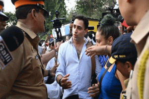 ইমরান খানকে ভারত ছাড়ার নির্দেশ