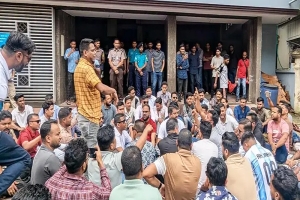 সিলেটে ছাত্রলীগ প্রতিরোধে অবহেলার অভিযোগ,কমিশনার কার্যালয়ে ছাত্রদলের অবস্থান