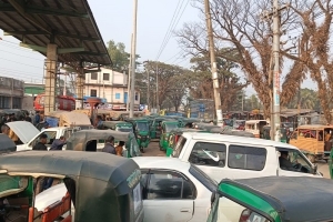 সুনামগঞ্জে পাম্পে গ্যাস না পেয়ে সড়কে শত শত সিএনজির যানজট