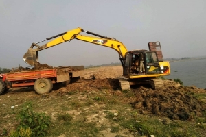 জগন্নাথপুরে বেড়িবাঁধের আড়ালে কুশিয়ারা নদীর তীর কেটে মাটি বিক্রির হিড়িক