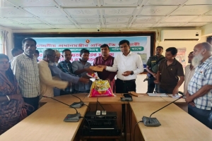ছাতকে ক্ষতিগ্রস্ত কৃষক পরিবারের মাঝে চাল ও নগদ অর্থ বিতরণ