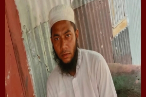 স্কুলছাত্রকে নিপীড়ন: সালিশে মসজিদের ইমামকে জুতাপেটা