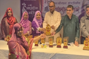 ‘অদম্য নারী সম্মাননা’ পেলেন জেলা মহিলা দলের দপ্তর সম্পাদক দিনা