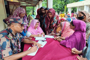 সুনামগঞ্জে বন্যাদুর্গত অসহায় মানুষের পাশে বিজিবি, চিকিৎসা পেল ৫০০ জন