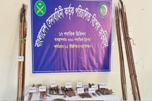​মধ্যনগরে সেনাবাহিনীর অভিযানে বিপুল পরিমাণ দেশীয় অস্ত্র উদ্ধার