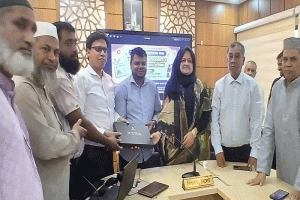 বিশ্বনাথে ফ্যামিলি কার্ডের তথ্য সংগ্রহকারীদের মাঝে ট্যাব বিতরণ