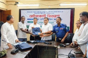 প্রধানমন্ত্রীর উদ্যোগে বড়লেখায় নারী চা-শ্রমিকদের রেইনকোট বিতরণ