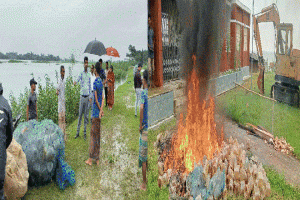 টাংগুয়ার হাওরে প্লাস্টিক চাঁই বোতল ও চায়না দোয়ারী জাল ভস্মীভূত