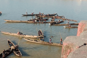 নদী থেকে অবৈধভাবে বালু উত্তোলন, কোম্পানীগঞ্জে ৪টি নৌকাসহ আটক ১