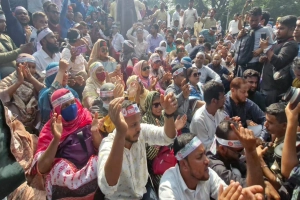 পরীক্ষা বর্জন করে সহকারি শিক্ষকদের আন্দোলন : কঠোর ব্যবস্থা নেবে শিক্ষা মন্ত্রণালয়