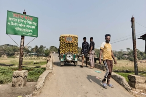 অতিরিক্ত ওজনের যান চলাচলে হুমকিতে শরীফপুর-দোয়ারাবাজার সেতু