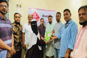 কালবেলার প্রতিষ্ঠাবার্ষিকীতে সহায়ক বই হাতে পেলেন নার্গিস