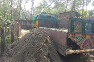 তাহিরপুরে কৃষিজমির মাটি কাটায় এক্সকেভেটর ও ৩ ট্রলি জব্দ