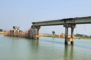 মধ্যনগরে সাত বছরেও শেষ হয়নি সুমেশ্বরী নদীর সেতু নির্মাণ