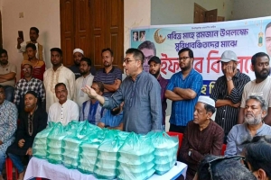 ‘সমাজের বিত্তবানদের  অসহায় মানুষের পাশে দাঁড়ানো উচিত’