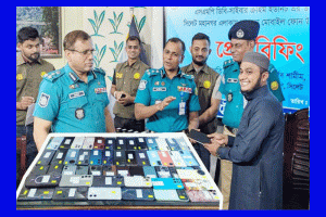 সিলেটে উদ্ধার হওয়া ৫২টি মোবাইল মালিকদের ফেরত দিল এসএমপি
