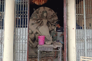 হবিগঞ্জে প্রতিমায় শেষ তুলির আঁচড়, অপেক্ষা উৎসবের