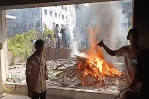 ঢাকায় গুলিস্তানে আওয়ামী লীগের কেন্দ্রীয় কার্যালয়ে আগুন