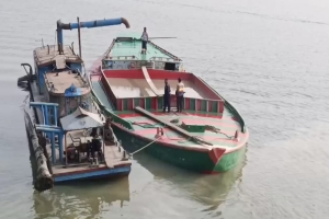 দোয়ারাবাজারে নদীর পাড় কেটে বালু উত্তোলন: ড্রেজার ও বাল্কহেডসহ ৩ জনকে ধরিয়ে দিল জনতা