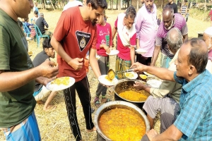 মৌলভীবাজারের ব্যতিক্রমী রাঘাটি শিরনি : নিমন্ত্রণ ছাড়াই পথচারীদের আপ্যায়ন