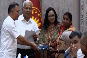 বৃষ্টির দিনে চা শ্রমিকদের রেইনকোট দিচ্ছে সরকার