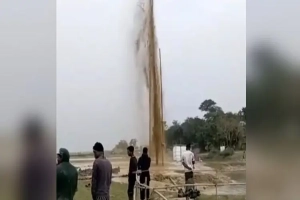 সুনামগঞ্জে নলকূপ বসানোর সময় মাটির নিচ থেকে গ্যাস নির্গমন