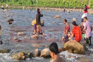 বিছনাকান্দিতে পর্যটকদের উপচে পড়া ভিড়