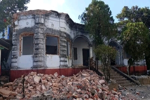 ভেঙে ফেলা হচ্ছে সিলেটের শতবর্ষী ‘মিনিস্টার বাড়ি