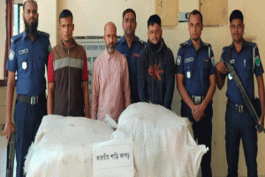 হবিগঞ্জে ভারতীয় শাড়ি পাচারের সময় আটক ৩