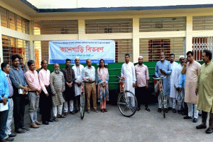 জৈন্তাপুরের চার বাজারে বর্জ্য ব্যবস্থাপনার ভ্যানগাড়ি ও অগ্নিনির্বাপক সরঞ্জাম বিতরণ