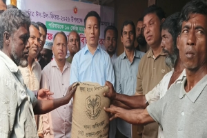 দোয়ারাবাজারে বিজিএফের চাল পেলেন ৮০০ অসহায় মানুষ