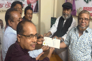 বড়লেখায় পূজামণ্ডপে এমপি মিঠুর উদ্যোগে ১৩৬টি পূজামণ্ডপে আর্থিক অনুদান