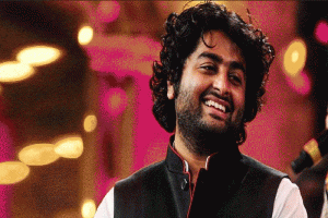খাবারের প্যাকেট হাতে দৌড়ে পালালেন অরিজিৎ সিং