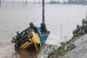 সুনামগঞ্জে নিয়ন্ত্রণ হারিয়ে খাদে পড়ল মালবাহী ট্রাক, হতাহত নেই
