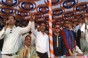 বাদাঘাটের জনসমুদ্রে ঐক্যের ডাক, কামরুলের হাত ধরলেন বঞ্চিত নেতারা