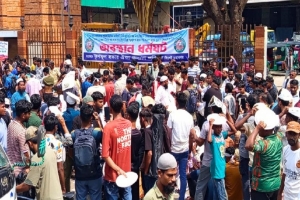 সিলেটে হকারদের সড়ক অবরোধ ও বিক্ষোভ