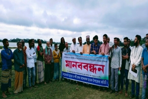 ছাতকে হাওরের ফসল তলিয়ে যাওয়ায় কৃষকদের মানববন্ধন