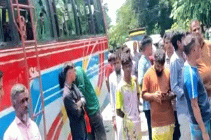 জৈন্তাপুরে বাসচাপায় গুরুতর আহত একজন, সড়ক অবরোধ