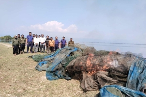 টাঙ্গুয়ার হাওরে মোবাইল কোর্ট অভিযান: নিষিদ্ধ মৎস্য সরঞ্জাম জব্দ