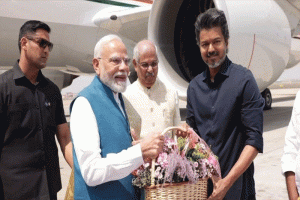 চেন্নাই বিমানবন্দরে মোদিকে স্বাগত জানালেন মুখ্যমন্ত্রী বিজয়