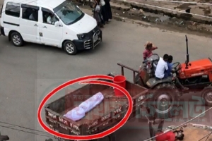 বেওয়ারিশ লাশের শেষ যাত্রা ময়লা টানার গাড়িতে!