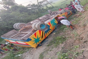 মাধবপুরে বাস খাদে পড়ে নিহত ১, আহত ২৫