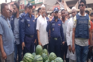 ছাতক পৌর শহরে ফুটপাত দখলমুক্ত করতে পুলিশের অভিযান