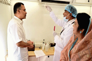 নিরাপদ খাদ্য পরীক্ষার ভ্রাম্যমাণ ল্যাব পরিদর্শন করলেন প্রধানমন্ত্রী