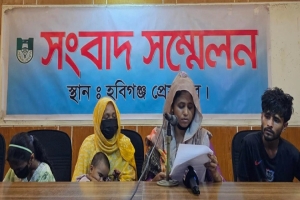 স্বামীকে ‘ডাকাত’ আখ্যা দিয়ে বাড়ি পুড়িয়ে দেওয়ার অভিযোগ স্ত্রীর