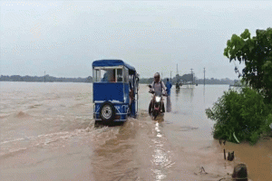 সুনামগঞ্জে বছরের রেকর্ড বৃষ্টি, সড়ক ডুবে যোগাযোগ বিঘ্নিত