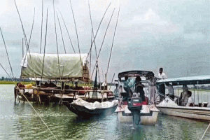 নদী পথ বন্ধ করে মৎস্য আহরণ, তাহিরপুরে আটক ৫ জন