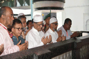 হযরত শাহজালাল (রঃ) ও শাহপরান (রঃ) এর মাজার জিয়ারত করলেন রাষ্ট্রপতি
