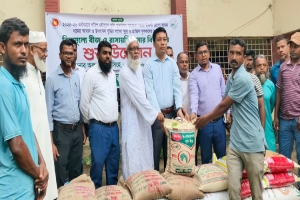 দোয়ারাবাজারে ক্ষুদ্র ও প্রান্তিক কৃষকদের মাঝে বিনামূল্যে বীজ ও রাসায়নিক সার বিতরণ